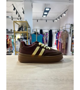 ZAPATILLA ADID MARRÓN